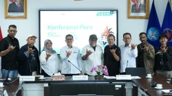 Rektor ISI Padangpanjang Dr. Febri Yulika, S.Ag., M.Hum didampingi Direktur FKI Dr. Yusril, M.Sn dan Mitra FKI Dr. Susas Rita Loravianti, M.Sn saat Jumpa Pers pelaksanaan FKI+ XIII di Ruang Converence Video ISI Padangpanjang, Senin (19/10/2026).