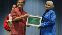 Rektor ISI Padangpanjang Dr. Febri Yulika, S.Ag., M.Hum saat menyerahkan penghargaan peserta FKI+ XIII saat penutupan kegiatan di Gedung Pertunjukan Hoeridjah Adam ISI Padangpanjang, Sabtu (24/10/2026).