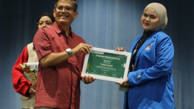 Rektor ISI Padangpanjang Dr. Febri Yulika, S.Ag., M.Hum saat menyerahkan penghargaan peserta FKI+ XIII saat penutupan kegiatan di Gedung Pertunjukan Hoeridjah Adam ISI Padangpanjang, Sabtu (24/10/2026).