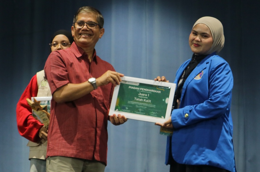 Rektor ISI Padangpanjang Dr. Febri Yulika, S.Ag., M.Hum saat menyerahkan penghargaan peserta FKI+ XIII saat penutupan kegiatan di Gedung Pertunjukan Hoeridjah Adam ISI Padangpanjang, Sabtu (24/10/2026).