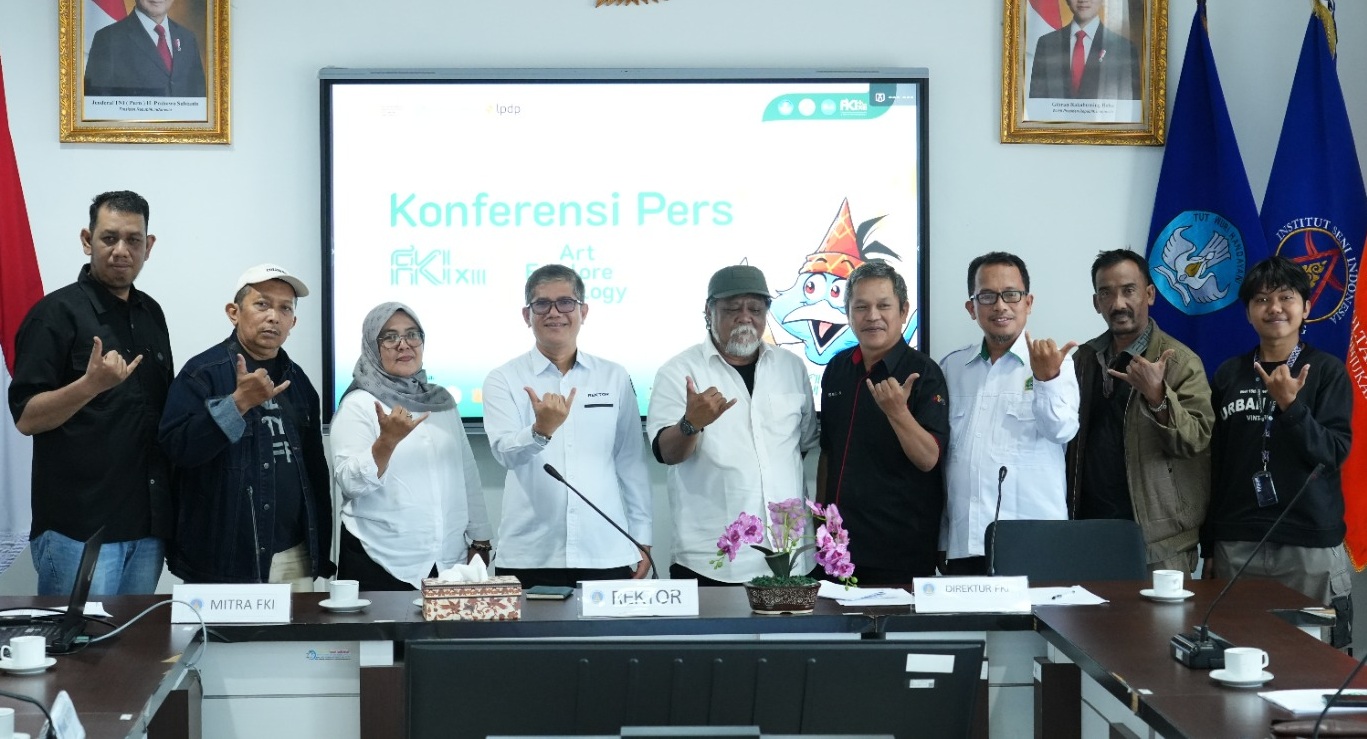 Rektor ISI Padangpanjang Dr. Febri Yulika, S.Ag., M.Hum didampingi Direktur FKI Dr. Yusril, M.Sn dan Mitra FKI Dr. Susas Rita Loravianti, M.Sn saat Jumpa Pers pelaksanaan FKI+ XIII di Ruang Converence Video ISI Padangpanjang, Senin (19/10/2026).