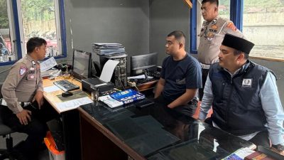Saksi kasus kecelakaan maut di Jembatan Putih, Ruri Trisandi didampingi kuasa hukumnya M Nur Idris saat menjalani pemeriksaan di Satlantas Polres Padangpanjang, Sabtu (24/10/2026)