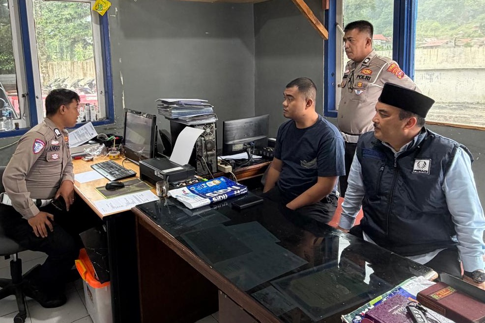 Saksi kasus kecelakaan maut di Jembatan Putih, Ruri Trisandi didampingi kuasa hukumnya M Nur Idris saat menjalani pemeriksaan di Satlantas Polres Padangpanjang, Sabtu (24/10/2026)