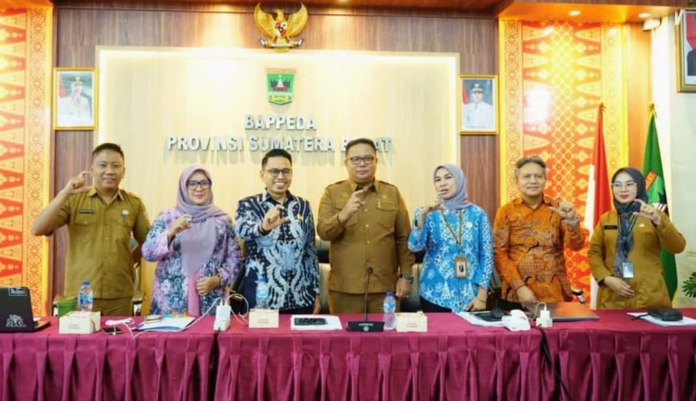Sekretaris Daerah Kabupaten Solok Selatan Dr. H. Syamsurizaldi, S.IP, SE, MM usai persentase Badan Publik Kabupaten/Kota di Aula Bappeda Sumbar, Padang, Selasa (20/10/2026). 