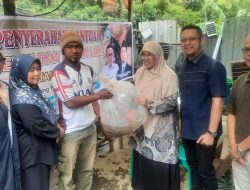 Sekretaris Dinas Kelautan dan Perikanan Sumbar saat menyerahkan bantuan bibit ikan.