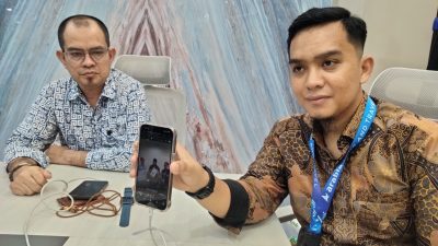 Senior Manager Arabia Tour and Travel, Derry Alindra Dt. Patiah Marajo memperlihatkan video ungkapan Kakanwil Kementerian Haji dan Umrah Sumbar Dr. H. M. Rifki, M.Ag yang menjelaskan PT Arabia Nusantama Raya atau Arabia Tour and Travel belum pernah bermasalah dalam memberangkatkan jamaah umrah ke Tanah Suci.