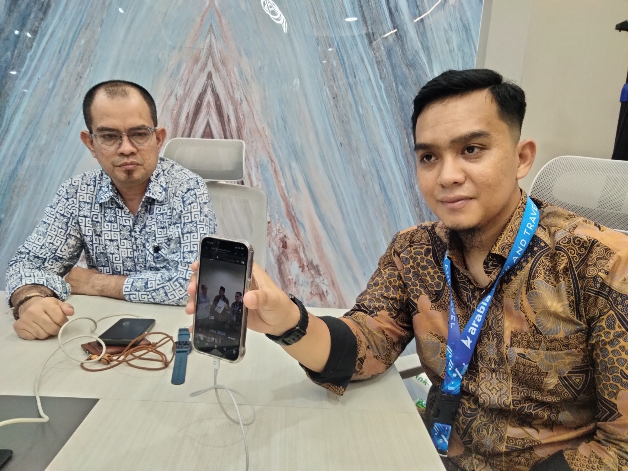 Senior Manager Arabia Tour and Travel, Derry Alindra Dt. Patiah Marajo memperlihatkan video ungkapan Kakanwil Kementerian Haji dan Umrah Sumbar Dr. H. M. Rifki, M.Ag yang menjelaskan PT Arabia Nusantama Raya atau Arabia Tour and Travel belum pernah bermasalah dalam memberangkatkan jamaah umrah ke Tanah Suci.