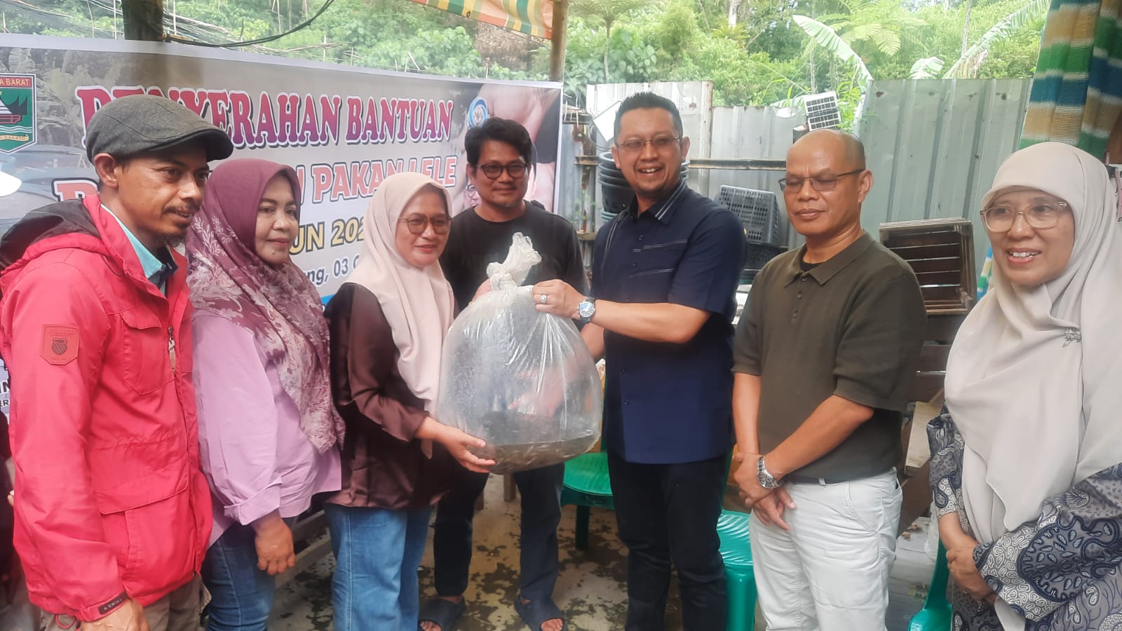 Wakil Ketua Komisi IV DPRD Sumbar Erick Hamdani, SE Dt. Ambasa saat menyerahkan bantuan bibit ikan dan pakan kepada pembudidaya di wilayah Padangpanjang, Batipuh dan X Koto, Sabtu (03/10/2026).