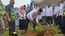 Staf Ahli Bupati Solok Selatan Indra Zuardi saat penanaman pohon perdana di SMAN 9 Solok Selatan, Rabu (14/10/2026).