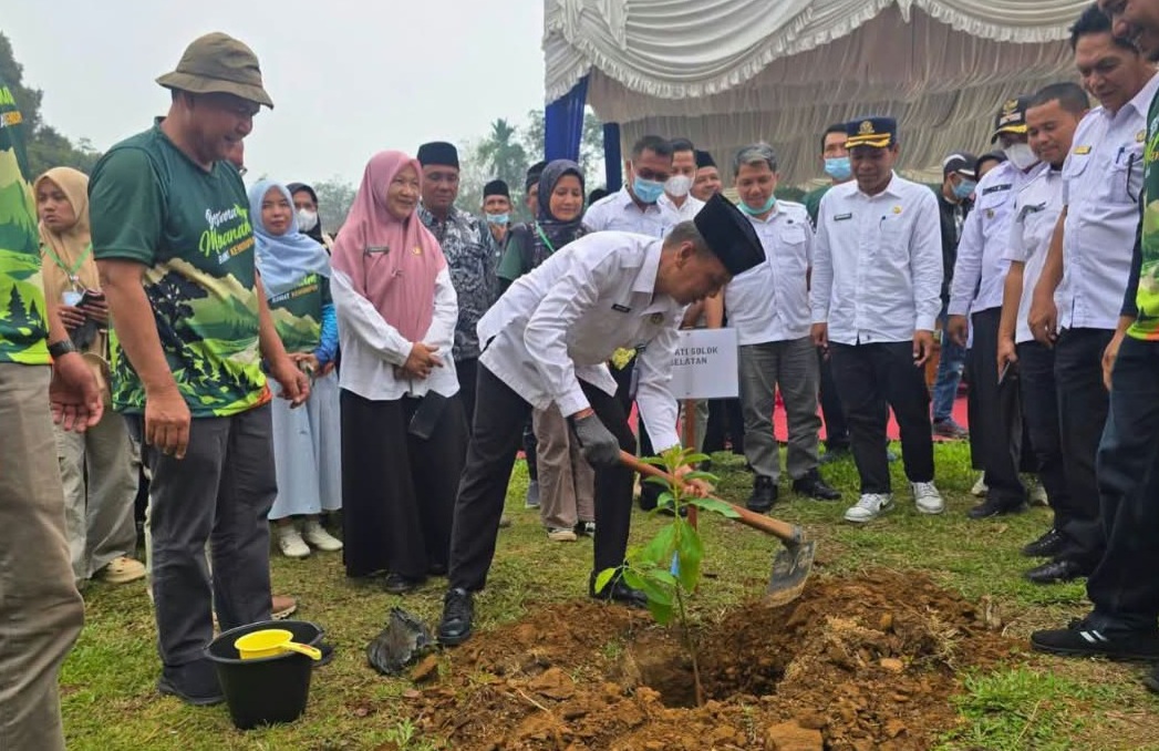 Staf Ahli Bupati Solok Selatan Indra Zuardi saat penanaman pohon perdana di SMAN 9 Solok Selatan, Rabu (14/10/2026).