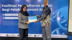 Tenaga Ahli Menteri Bidang Efektivitas dan Anggaran Milik Negara Kemenkraf Muhammad Idris, saat menyerahkan cinderamata kepada Desmaniar, SH., M.Si dari Kanwil Kementrian Hukum Sumbar sebagai narusumber Fasilitasi Pendaftaran Merek Bagi Pelaku Ekonomi Kreatif di Kantor Wali Nagari Pandai Sikek, Selasa (27/10/2026).