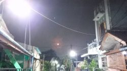 Suasana malam di Kelurahan Banuaran Nan XX, Kecamatan Lubuk Begalung, Kota Padang, kini terasa lebih hidup. Sebanyak 18 titik Penerangan Jalan Umum (PJU) yang dipasang melalui Pokir Anggota DPRD Kota Padang, H. Rusdi, ST., MT.