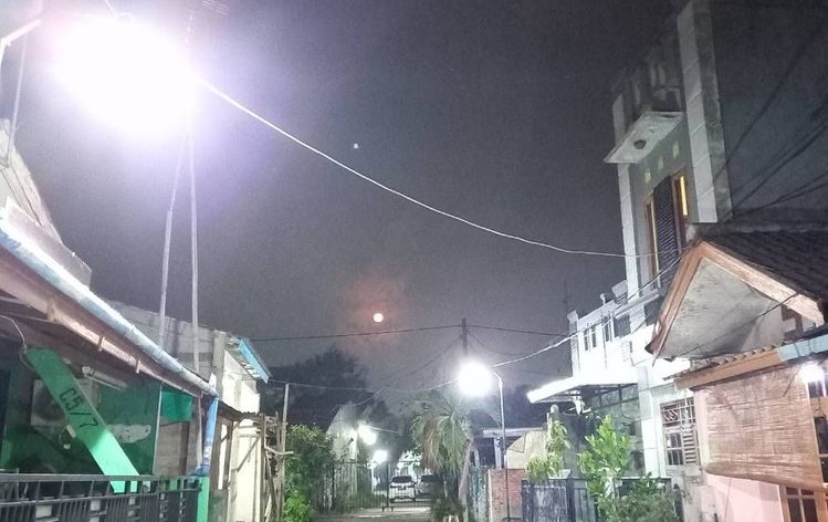 Suasana malam di Kelurahan Banuaran Nan XX, Kecamatan Lubuk Begalung, Kota Padang, kini terasa lebih hidup. Sebanyak 18 titik Penerangan Jalan Umum (PJU) yang dipasang melalui Pokir Anggota DPRD Kota Padang, H. Rusdi, ST., MT.
