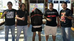 Tim Klewang Polresta Padang mengamankan seorang juru parkir di kawasan belakang Plaza Andalas, Kota Padang, Selasa (27/10/2026).