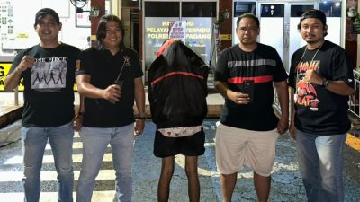 Tim Klewang Polresta Padang mengamankan seorang juru parkir di kawasan belakang Plaza Andalas, Kota Padang, Selasa (27/10/2026).