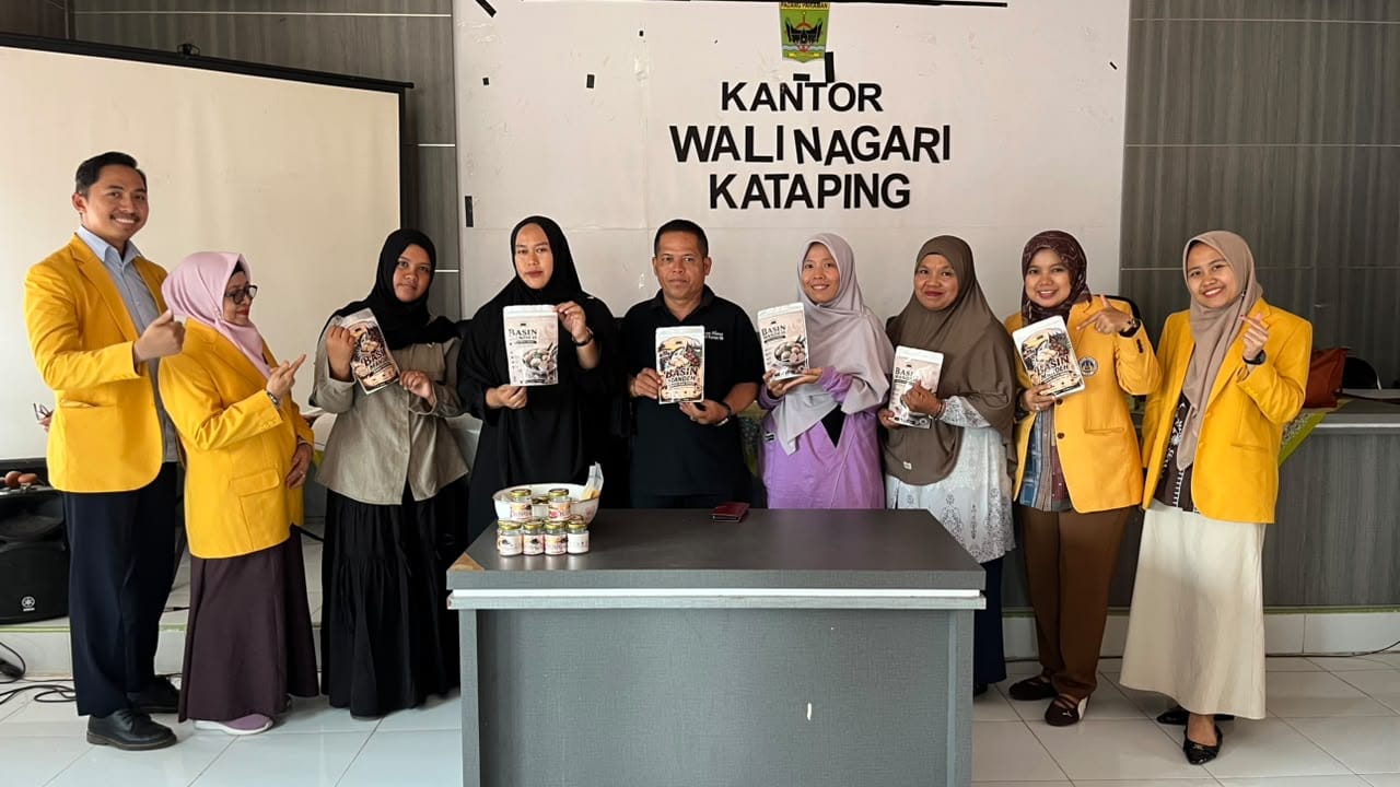 Tim Program Pengabdian UNP Berdampak 2026 saat berada di Kantor Wali Nagari Katapiang, Kecamatan Batang Anai, Kabupaten Padangpariaman. Tim mendampingi warga mengolah buah nipah menjadi selai, nugget dan bakso yang dikemas agar lebih siap dipasarkan