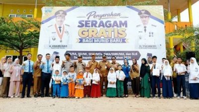 Wakil Bupati Solok Selatan Yulian Efi bersama Ketua DPRD Martius, Staf Ahli Bupati Novirman dan Kadisdik Solok Selatan Hamudis, saat penyerahan seragam gratis bagi siswa di Kecamatan Sangir Batang Hari di di SDN 6 Tanjung Bungo, Abai, Senin (26/10/2026).