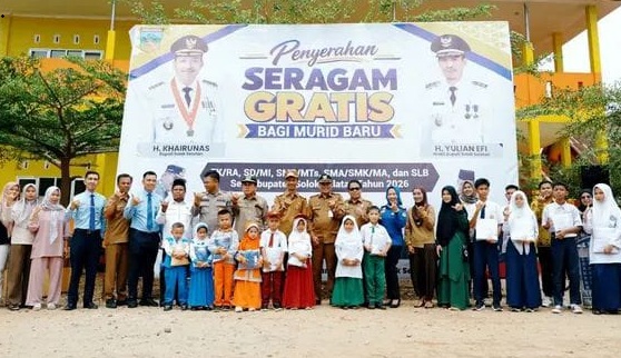 Wakil Bupati Solok Selatan Yulian Efi bersama Ketua DPRD Martius, Staf Ahli Bupati Novirman dan Kadisdik Solok Selatan Hamudis, saat penyerahan seragam gratis bagi siswa di Kecamatan Sangir Batang Hari di di SDN 6 Tanjung Bungo, Abai, Senin (26/10/2026).