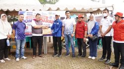 Ketua DPC Partai Demokrat Kabupaten Solok Selatan H. Yulian Efi bersama pengurus saat memberikan bingkisan kepada pendonor, Rabu (14/10/2026).