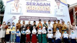 Wakil Bupati Solok Selatan Yulian Efi, Kepala Dinas Pendidikan Kabupaten Solok Selatan H. Hamudis, S.Pd, MM bersama unsur Forkopimda usai penyerahan bantuan seragam sekolah gratis, Selasa (20/10/2026).