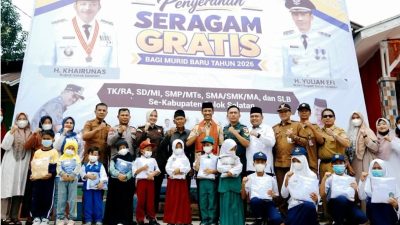 Wakil Bupati Solok Selatan Yulian Efi, Kepala Dinas Pendidikan Kabupaten Solok Selatan H. Hamudis, S.Pd, MM bersama unsur Forkopimda usai penyerahan bantuan seragam sekolah gratis, Selasa (20/10/2026).
