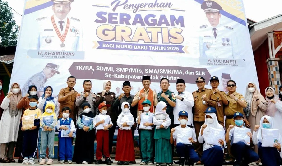 Wakil Bupati Solok Selatan Yulian Efi, Kepala Dinas Pendidikan Kabupaten Solok Selatan H. Hamudis, S.Pd, MM bersama unsur Forkopimda usai penyerahan bantuan seragam sekolah gratis, Selasa (20/10/2026).