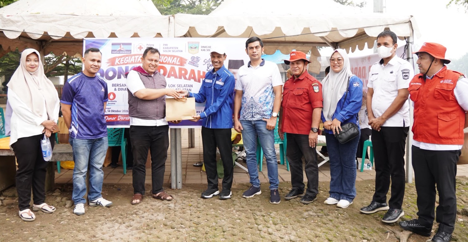 Ketua DPC Partai Demokrat Kabupaten Solok Selatan H. Yulian Efi bersama pengurus saat memberikan bingkisan kepada pendonor, Rabu (14/10/2026).