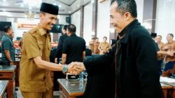 Wakil Bupati Solok Selatan H. Yulian Efi bersalaman dengan angota DPRD Kabupaten Solok Selatan Ari Hedratno.