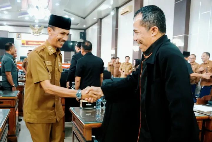 Wakil Bupati Solok Selatan H. Yulian Efi bersalaman dengan angota DPRD Kabupaten Solok Selatan Ari Hedratno.
