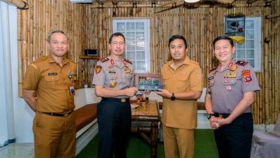 Wakil Gubernur Sumbar, Vasko Ruseimy bersama Kapolda Sumbar Irjen Pol. Drs. Jawari, S.H., M.H., dan Wakapolda Sumbar Brigjen Pol. Solihin, S.I.K., M.H., CSPHR, di kediaman Wakil Gubernur di Padang, Selasa (20/10/2026).