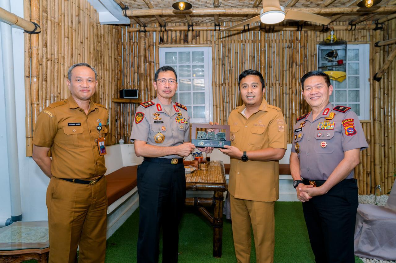 Wakil Gubernur Sumbar, Vasko Ruseimy bersama Kapolda Sumbar Irjen Pol. Drs. Jawari, S.H., M.H., dan Wakapolda Sumbar Brigjen Pol. Solihin, S.I.K., M.H., CSPHR, di kediaman Wakil Gubernur di Padang, Selasa (20/10/2026).