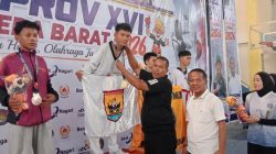 Wakil Wali Kota Pariaman Mulyadi M.AP, didampingi ketua KONI Edison Trd saat menyerahkan medali emas Atlet Taekwondo Kota Pariaman di GOR Alimin Sinapa, Kota Solok.