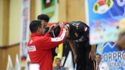 Wako Solok Ramadhani Kirana Putra saat menyerahkan medali emas kepada atlit Kota Solok.