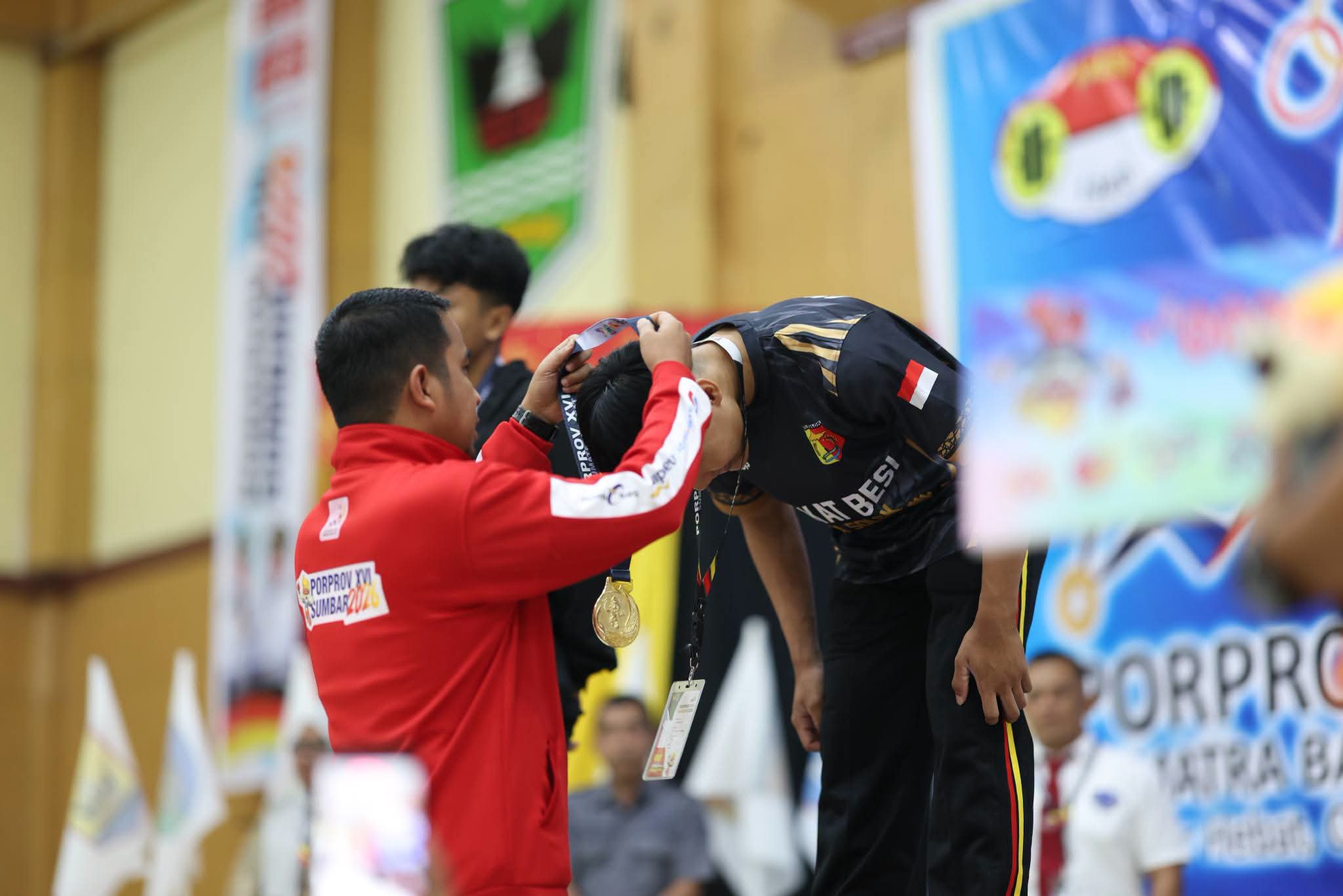 Wako Solok Ramadhani Kirana Putra saat menyerahkan medali emas kepada atlit Kota Solok.