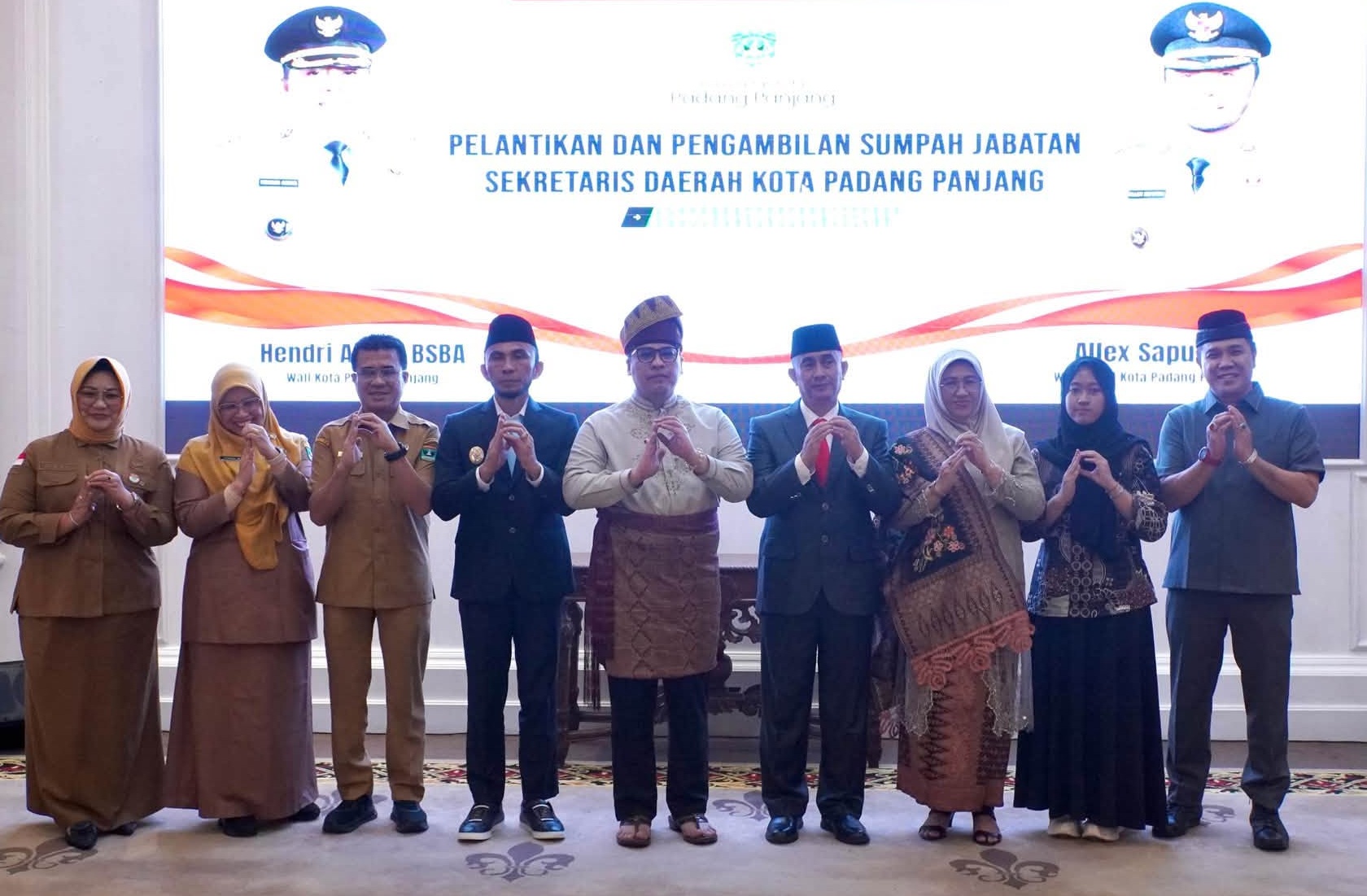Wali Kota Padangpanjang Hendri Arnis, Wawako Allex Saputra, Ketua Komisi III DPRD Mahdelmi dan jajaran Pemprov Sumbar usai pelantikan Doni Hendra sebagai Sekdako Padangpanjang, Senin (05/10/2026).