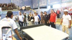 Wali Kota Pariaman Yota Balad bersama Sekretaris KONI Sumbar dan Ketua POTSI Sumbar Syafrizal Bakhtiar saat pembukaan Porprov cabang Teqball di GOR Rajo Bujang, Kamis (08/10/2026).
