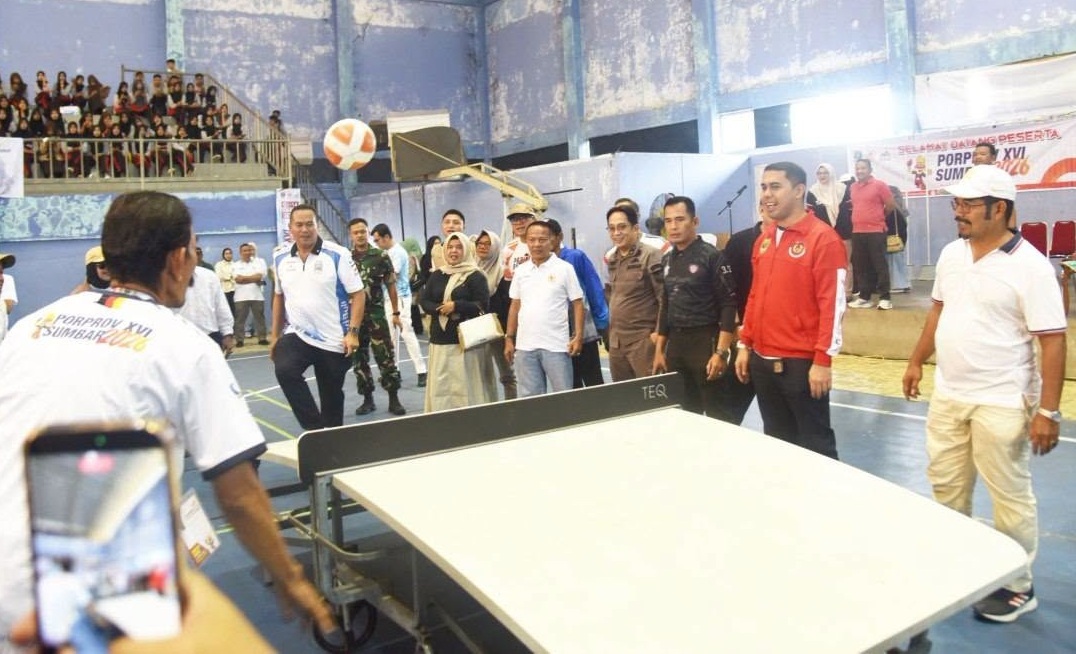 Wali Kota Pariaman Yota Balad bersama Sekretaris KONI Sumbar dan Ketua POTSI Sumbar Syafrizal Bakhtiar saat pembukaan Porprov cabang Teqball di GOR Rajo Bujang, Kamis (08/10/2026).