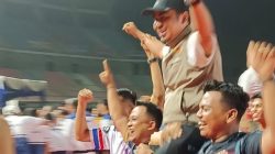 Wali Kota Solok Ramadhani Kirana Putra diarak ketika Kota Solok berhasil menjadi Juara II Porprov 2026