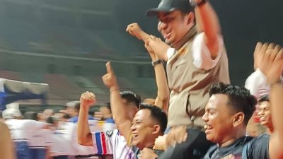 Wali Kota Solok Ramadhani Kirana Putra diarak ketika Kota Solok berhasil menjadi Juara II Porprov 2026