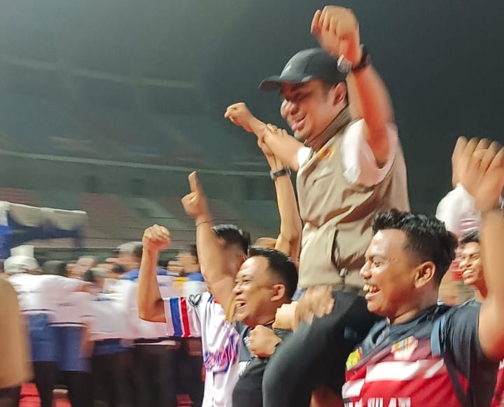 Wali Kota Solok Ramadhani Kirana Putra diarak ketika Kota Solok berhasil menjadi Juara II Porprov 2026