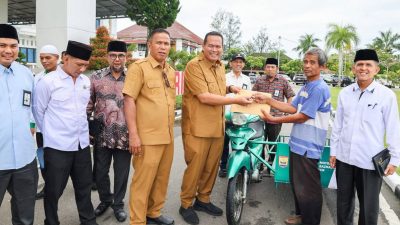 Wali Kota Pariaman Yota Balad bersama Wawako Mulyadi disaksikan pimpinan Baznas menyerrahkan bantuan becak motor untuk kesejahteraan warga kurang mampu, Senin (26/10/2026).