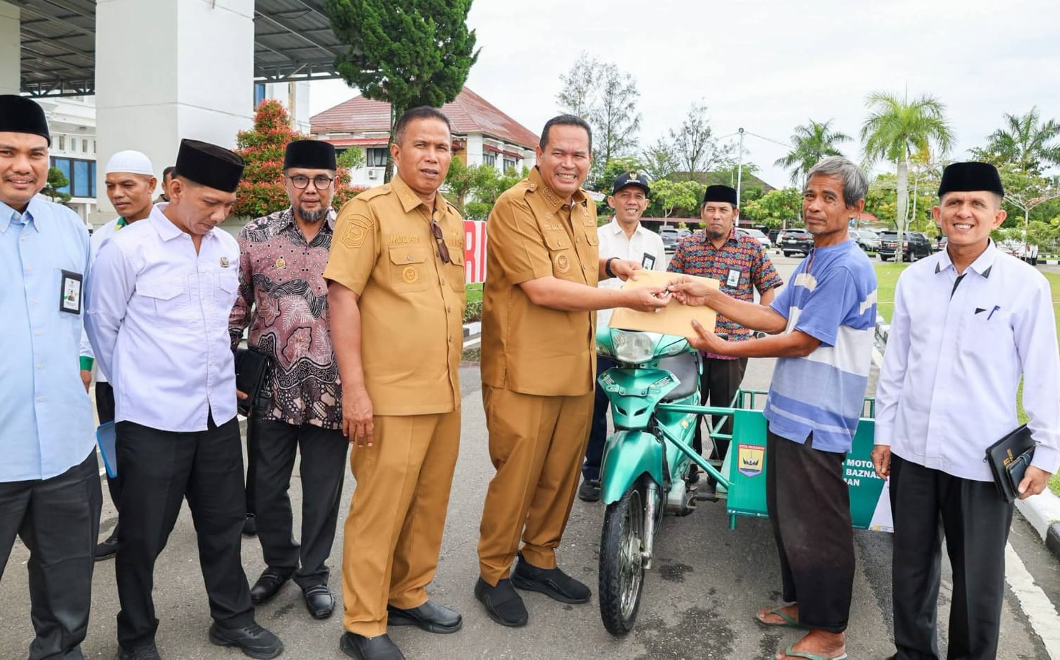 Wali Kota Pariaman Yota Balad bersama Wawako Mulyadi disaksikan pimpinan Baznas menyerrahkan bantuan becak motor untuk kesejahteraan warga kurang mampu, Senin (26/10/2026).  