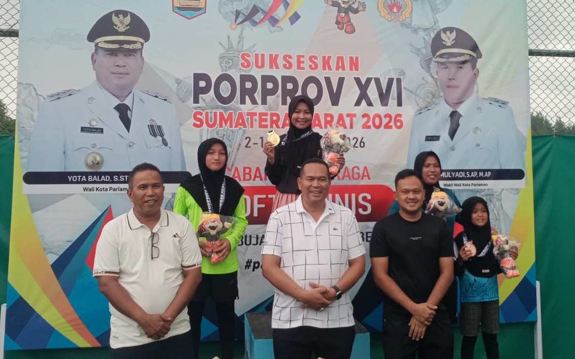 Wali Kota Pariaman Yota Balad bersama Wawako Mulyadi hadir lansung menyaksikan partai final cabor Soft Tenis di GOR Rajo Bujang Kota Pariaman, Jum’at (09/10/2026). 