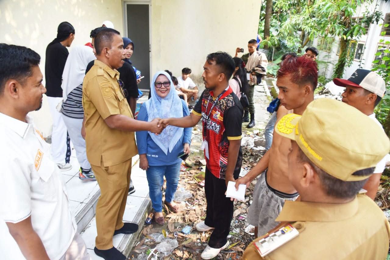 Wakil Wali Kota Pariaman Mulyadi bersama Ketua DPRD Kota Pariaman Muhajir Muslim kunjungi kontingen Muaythai Kota Pariama di Kota Padang.