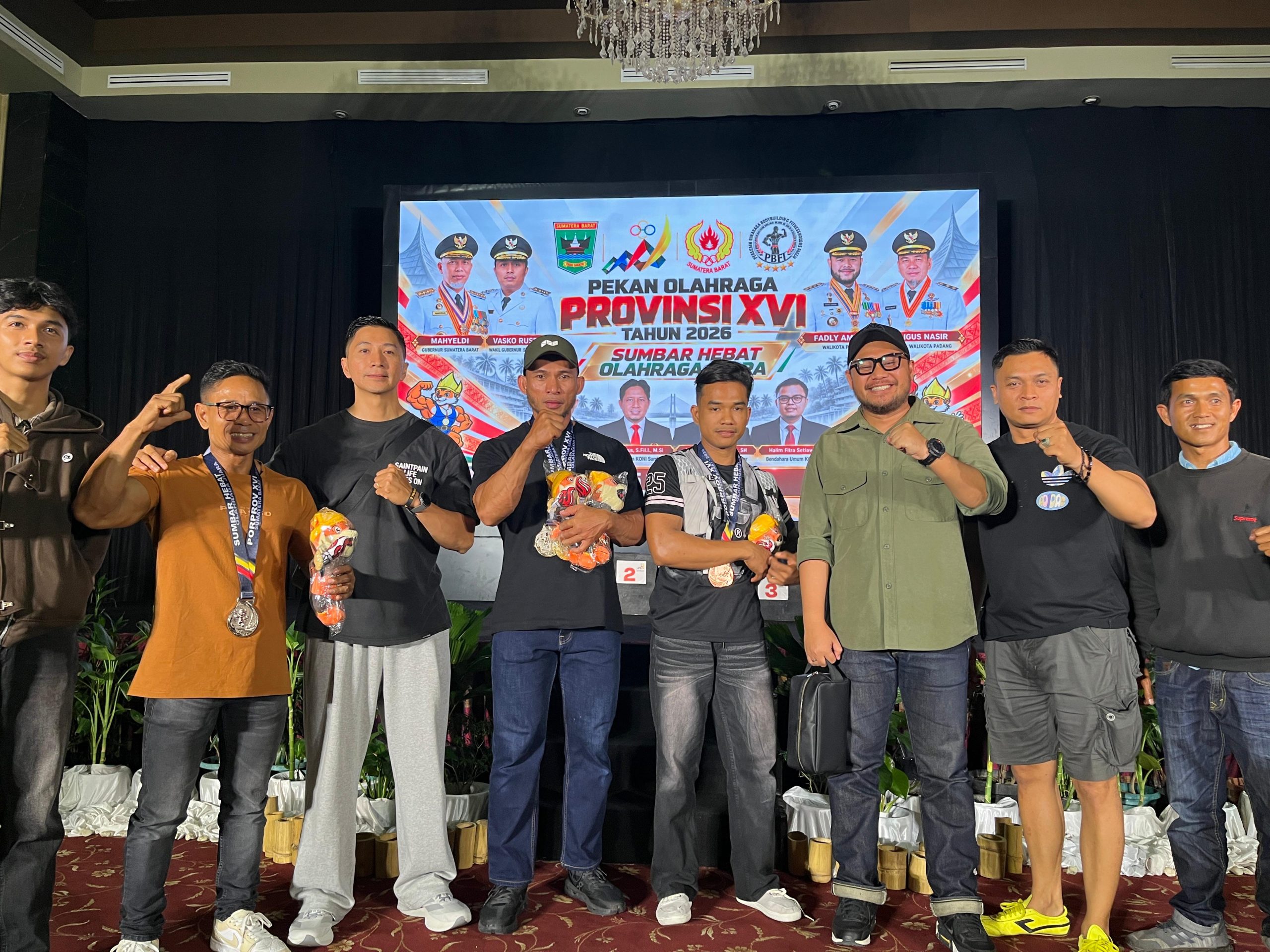 Ketua KONI Kota Padangpanjang Panji Rangga Warman bersama Atlet Binaraga yang bertarung di Porprov XVI Sumbar.