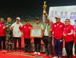 Wali Kota Solok Ramadhani Kirana Putra bersama Ketua KONI Kota Solok Rudi Horizon usai menerima Piala Juara II Porprov XVI Tahun 2026 saat penutupan di Stadion Utama Sumbar, Kabupaten Padangpariaman, Rabu (14/10/2026).