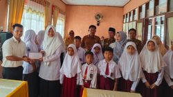 Tim Wilmar Group menysalurkan bantuan CSR biaya pendidikan untuk murid berprestasi di Kabupaten Pasaman Barat, Jum’at (23/10/2026).