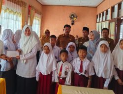 13 Siswa Berprestasi Terima Bantuan CSR dari Wilmar Group 