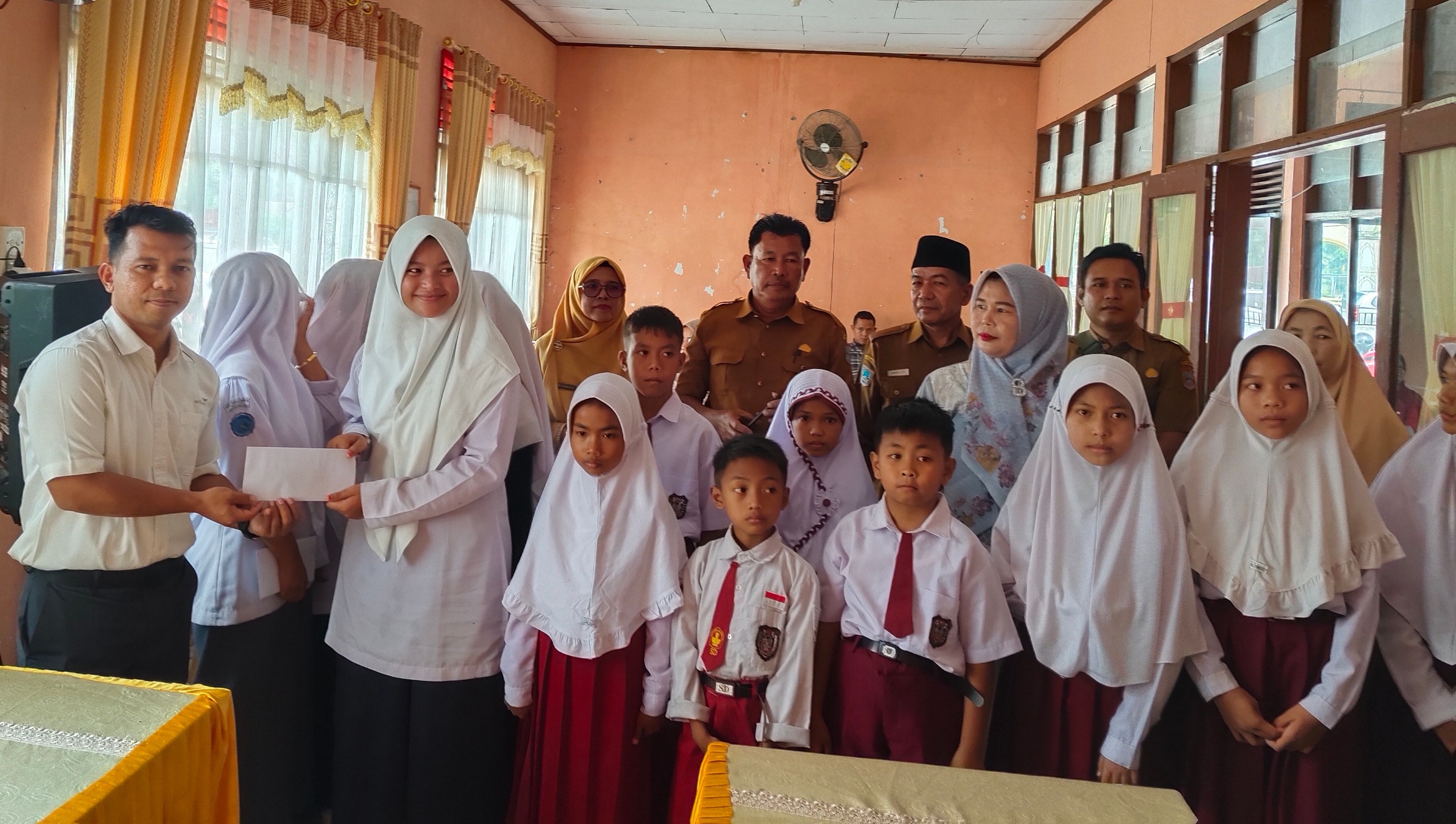 Tim Wilmar Group menysalurkan bantuan CSR biaya pendidikan untuk murid berprestasi di Kabupaten Pasaman Barat, Jum’at (23/10/2026).