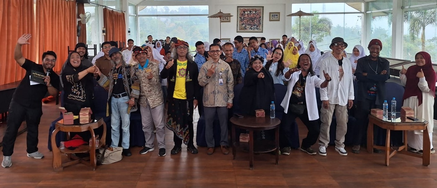 Peserta Workhsop Musikalilsasi Puisi kerjsama Sanggar Matahari Jakarta dengan Rumah Puisi Taufik Ismail.